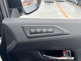 「シートポジションメモリー」搭載。運転者3名分のシート位置・ドアミラー角度を記憶。ご家族でシェアする際も便利です。