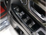 ドア内側、手の届きやすい位置にドアガラスの開閉スイッチ(パワーウインドウ)があります。運転席にはいたずら防止のためのロック付!