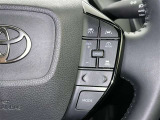 クルーズコントロール機能が付いています。 速度を設定するとアクセルを踏まなくても一定の速度で走ることができます。  高速道路ではとても便利な装置なんです。