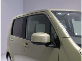 電動格納ミラーになっておりますので、車内からミラーの角度の調節、開いたり・格納ができて便利です♪