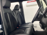 座面も厚みがあり背もたれも高く、広い足元にゆったり座れるシートです。運転席と助手席の間が空いている為、助手席側への移動がスムーズです。交通量の多い道でも助手席側から乗り降りができます。