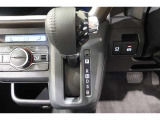 ★パネルシフトレバーは運転席より手が届きやすくて操作のしやすいシフトレバー。室内スペース確保にも配慮されてますよね!