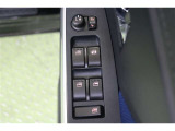 全ての窓が運転席から操作できます。今やほぼ当たり前ですが、無いと不便なアイテムですね。ドアの施錠・解錠と連動してドアミラーが格納・復帰するオート電動格納機能も装備しています。