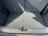 リアシートを前にずらすことで、お買い物時の荷物を無理なく積み込むことができます!軽自動車の電気自動車でも、広い荷室を確保でき、ストレスなく日常使いしていただけますね!