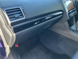 【オートエアコン】一度お好みの温度に設定すれば、車内の温度を検知し風量や温度を自動で調整。暑い&hellip;寒い&hellip;と何度もスイッチ操作をする必要はありません。快適な車内空間には必須の機能ですね♪(