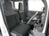 運転席のスペースはゆったりしていていながらも、腰のホールドを増やし長時間乗っても疲れにくいシートとなっております