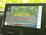 車両後方の映像に目安となるガイド線が表示され、駐車時の周囲確認を助けます。画面上で距離感をつかみやすく、車庫入れや狭い場所での切り返しにも便利です。