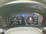速度や各種表示を運転席正面で確認でき、必要な情報をひと目で把握しやすいメーターまわりです。表示がまとまっているため、運転前の確認や日常の状況把握に役立ちます。