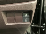 VSA装備車です。VSAはドライバーの操作と車の動きを見守っています。もし車の挙動が乱れたとき、4輪別々にブレーキをかけたり、エンジンパワーをしぼることによって車を安定させます。