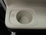 カップホルダーは運転席や助手席からちょうど手の届く位置です!!