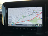 地図上に現在地周辺の道路や地名が表示され、行き先までの道筋を確認しやすい画面です。縮尺表示も備わり、移動中のルート確認をサポートしてくれます。