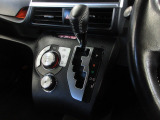 インパネシフトだから視線の移動も少なく足元もスッキリ。運転席もゆったりしているのでゆとりを持ってドライブできますね。