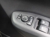 ドアの施錠・解錠に連動してドアミラーが自動で格納・復帰するオート格納機能を搭載しています。