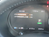 LDP(車線逸脱防止支援システム)+LDW 警告音とともに、ブレーキを制御することで車両をもとの車線内に戻すような力を短時間発生させ、クルマを車線内に戻すようドライバーのステアリング操作をアシストします。