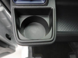 カップホルダーは運転席や助手席からちょうど手の届く位置です!!