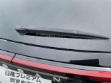 リアワイパーが付いています。フロントワイパーの使用に連動して後退時に作動する、リバース連動機構付き。