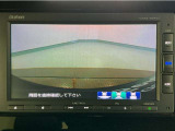 【バックカメラ】運転が苦手な方も車庫入れラクラクです!ギアをリバースに入れれば自動的に切り換わりますので、面倒な操作は不要です♪狭い駐車場もお車を傷つけず安心ですね!