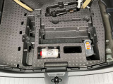 万が一のパンク時にパンク修理キット装備、スペアタイヤはありません。