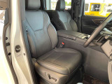 贅を尽くした仕立てが広がる運転席全体のカットです。先進のコックピットと上質なシートが美しく調和し、ドアを開けた瞬間からオーナーだけの特別な空間へと迎え入れます。