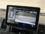 ■苦手な人が多い駐車場での車庫入れや狭い道でも大丈夫です/クルマの前後左右にカメラを設置してモニターで表示してくれるため、運転席から見えにくい場所を映し出してドライブをサポートします!
