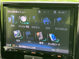 目的地検索や登録地点などのメニューが画面に並び、必要な項目を選びやすい構成です。地名や住所から行き先を探したい場面にも活用でき、日々のお出かけをサポートする装備として便利にお使いいただけます。
