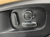 パワーシート『電動パワーシートですので運転中のシート調節も安全に行えます。微調整も可能ですのであなただけのドライビングポジションを実現します。』
