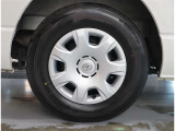 純正ホイール。デザインが素敵ですね。お車全体のイメージ変わりますね。タイヤサイズは 195/80R15 です。