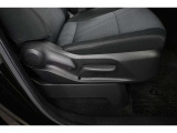 運転席シートリフター装備!シートの上下調整で運転操作の視界を確保できます。