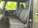 運転席からの視界は広く、運転操作もスムーズに行えます。安全運転をサポートする機能も充実しています。