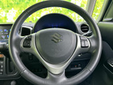 手元の左右にスイッチが配置され、運転姿勢を保ちながら必要な操作にアクセスしやすい構成です。中央のホーン部も含めまとまりがあり、日々の運転で手に触れる箇所を確認しやすくなっています。