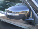 ウインカー付き電動格納式ドアミラー装備してます。対向車には認知され易く、安全につながりますね。