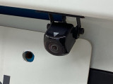 車の後方に小型カメラが付いておりバックする際の後方の様子をモニター上に表示します。