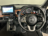 【ハンドル】運転にかかわる様々な操作を安全に行えるように視点移動が少なく操作性に配慮されたスイッチ類が凝縮されたコックピットです。