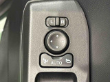 キーフリー連動で施錠時に格納します。降車の直前まで後方確認ができ、閉じ忘れも防げます。