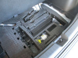 ■ラゲッジ下部にはパンク修理キットが車載されていますので出先でのパンクに現場で対応出来ます。