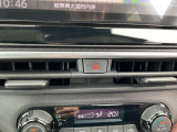 フロントのベンチレーターダクトです。中間にはハザードランプのスイッチがあります。