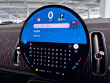 デジタルスピードメーター、航空機のコックピット操作箇所と同じ配色で目が疲れにくいように設計されてます。