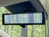 【インテリジェントルームミラー】後席の大きな荷物や同乗者で後方が確認しづらい時でも安心!カメラが撮影した車両後方の映像をルームミラー内に表示。クリアな視界で状況の確認が可能です!