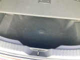 荷室床面下部にもスペースが有ります。