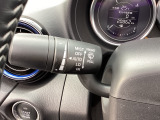 レバーをAUTOの位置にしているとき、レインセンサーが雨を感知すると、雨量に応じてワイパーが自動で作動してくれるオートワイパーを装備!