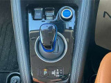 e-POWER専用のシフトレバーは操作しやすく電動サイドブレーキ・ブレーキホールド機能も付いています♪