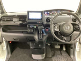 車内は光触媒抗菌消臭施工済です。スタイリッシュなデザインでスポーティなインパネ周りを演出します。グローブボックスやカップホルダーのほかにトレーなどたくさんの収納スペースが付いています。