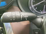 表示が見やすく整理され、運転席から手元の操作箇所を確認しやすいレバーです。雨天時など状況に合わせて扱う際にも位置を把握しやすく、日常の運転をサポートしてくれます。