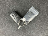 【スマートエントリーシステム】キーをポケットやバッグから取り出さなくてもドアの開閉やエンジンスタートができるすぐれものです。車の乗り降りも「スマート」に決めましょう♪
