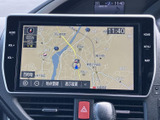 地図上に現在地と周辺の道路、施設名が表示され、目的地までの道順を確認する際に便利です。縮尺変更や地点登録などの項目も画面上にあり、行き先に合わせて活用いただけます。