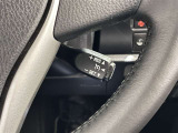 クルーズコントロール機能付きです。走行中に先行車の様子を検知しながら、設定した車速の範囲内で先行車との距離のキープを支援します。詳細は販売店スタッフまでおたずねください。