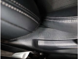 サイドエアバック装備 側面衝突時に乗員の胸部への衝撃を効果的に緩和するシート内蔵タイプのエアバックシステムです。