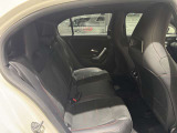 メルセデスのシートは少し硬めになっております。長時間の運転の際、適度な反発があることでお尻や腰の負担を減らす効果が御座います。