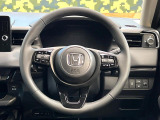 インテリアに合わせたデザインのステアリングは、運転される方のことも考え、運転しやすい形状、大きさです。是非一度、実際に触ってお確かめください。
