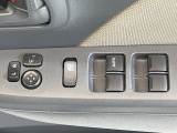 【電動格納ミラー】サイドミラーは電動格納式となっており、狭い駐車場でもキズがつくリスクを抑えられます。